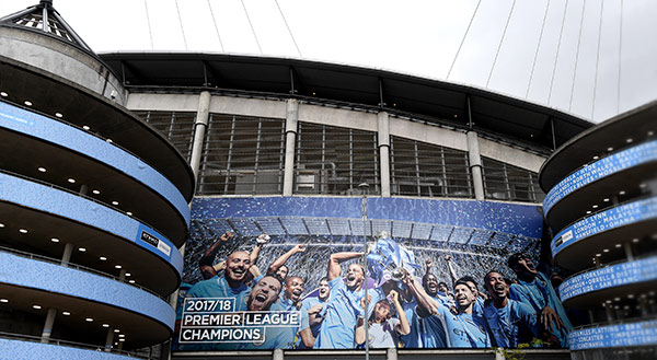 Facade på Etihad Stadium med et billboard til Premier League Champions